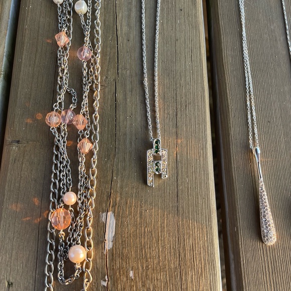 Collection of 15 Vintage and Modern Costume Jewelry Necklaces - Picture 10 of 15